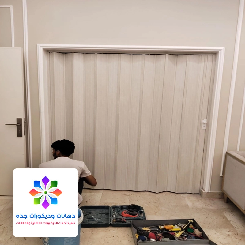 معلم تركيب باب اكورديون بجدة