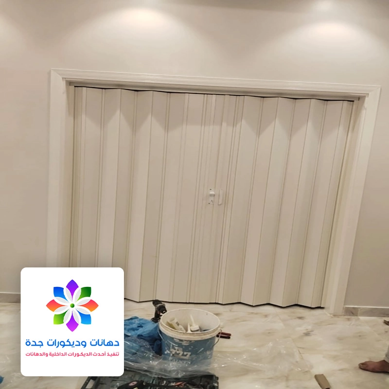 باب اكورديون للمطبخ في جده